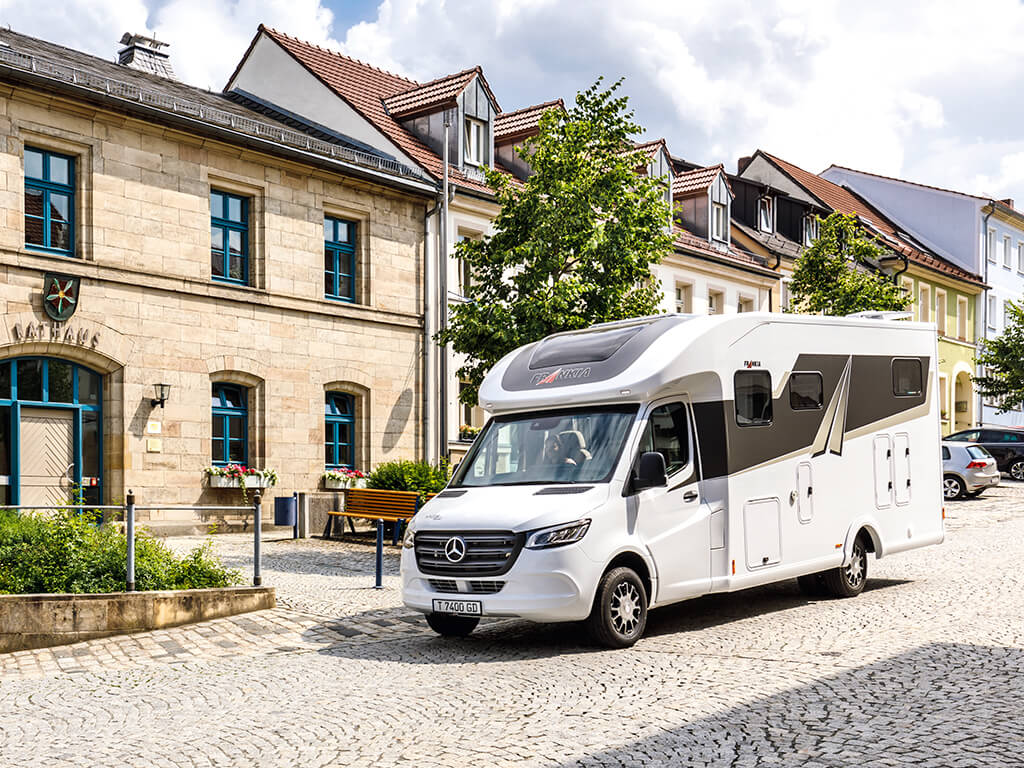 Alle Mercedes-Benz Modelle basieren auf dem neuen Sprinter-Chassis Alle Mercedes-Benz Modelle basieren auf dem neuen Sprinter-Chassis