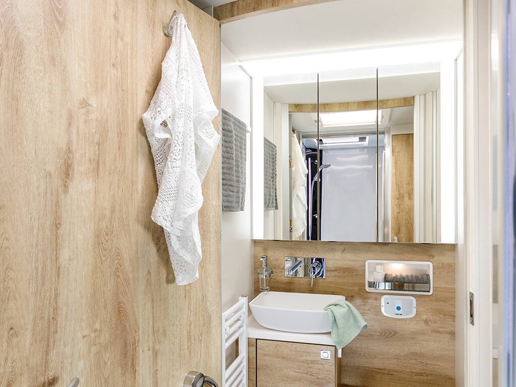 FRANKIA Raumbad und neuer edler Innenausstattung Neue "Glamping-Ära" beginnt – mit dem FRANKIA Raumbad und neuer edler Innenausstattung